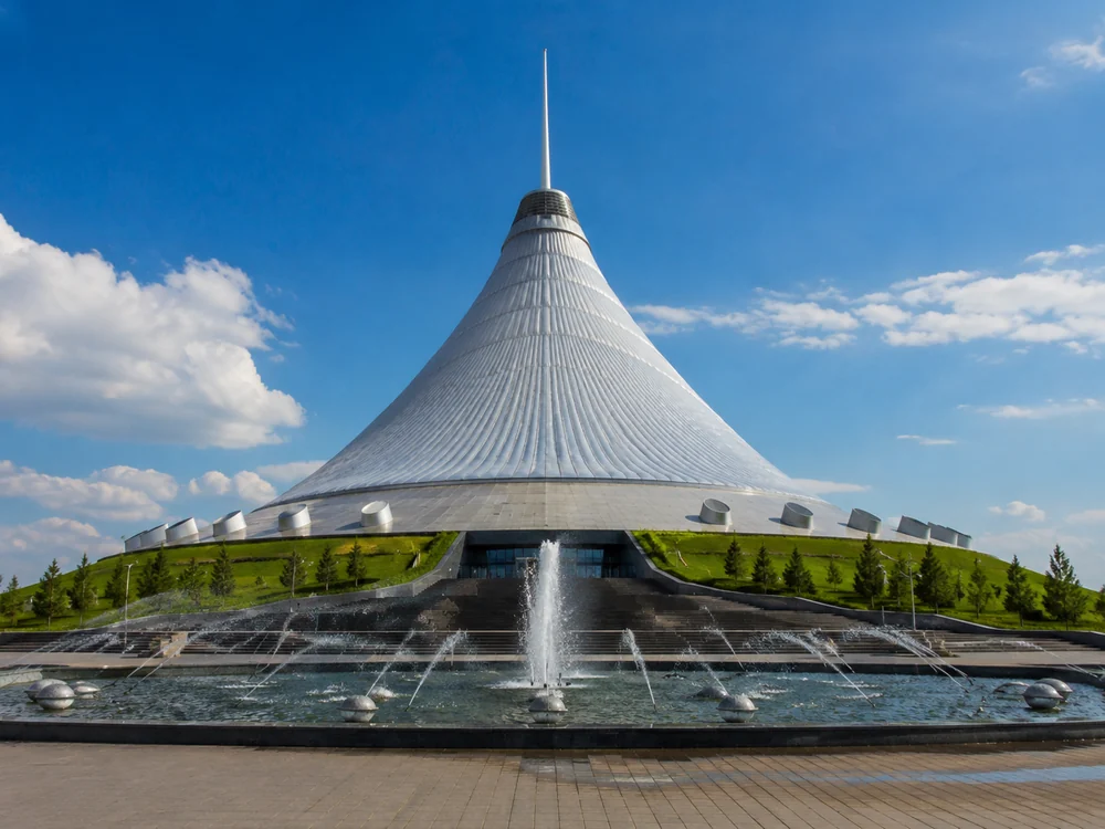 Хан Шатыр снаружи