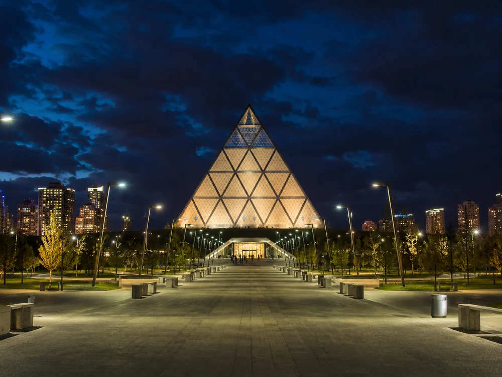 Palace of Peace and Reconciliation ночью
