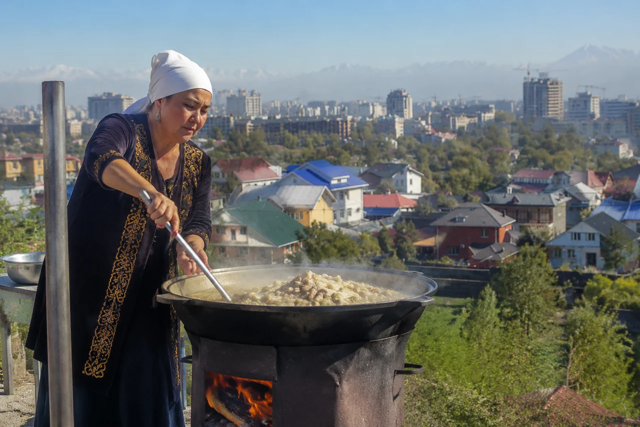 Приготовление бешбармака в казане