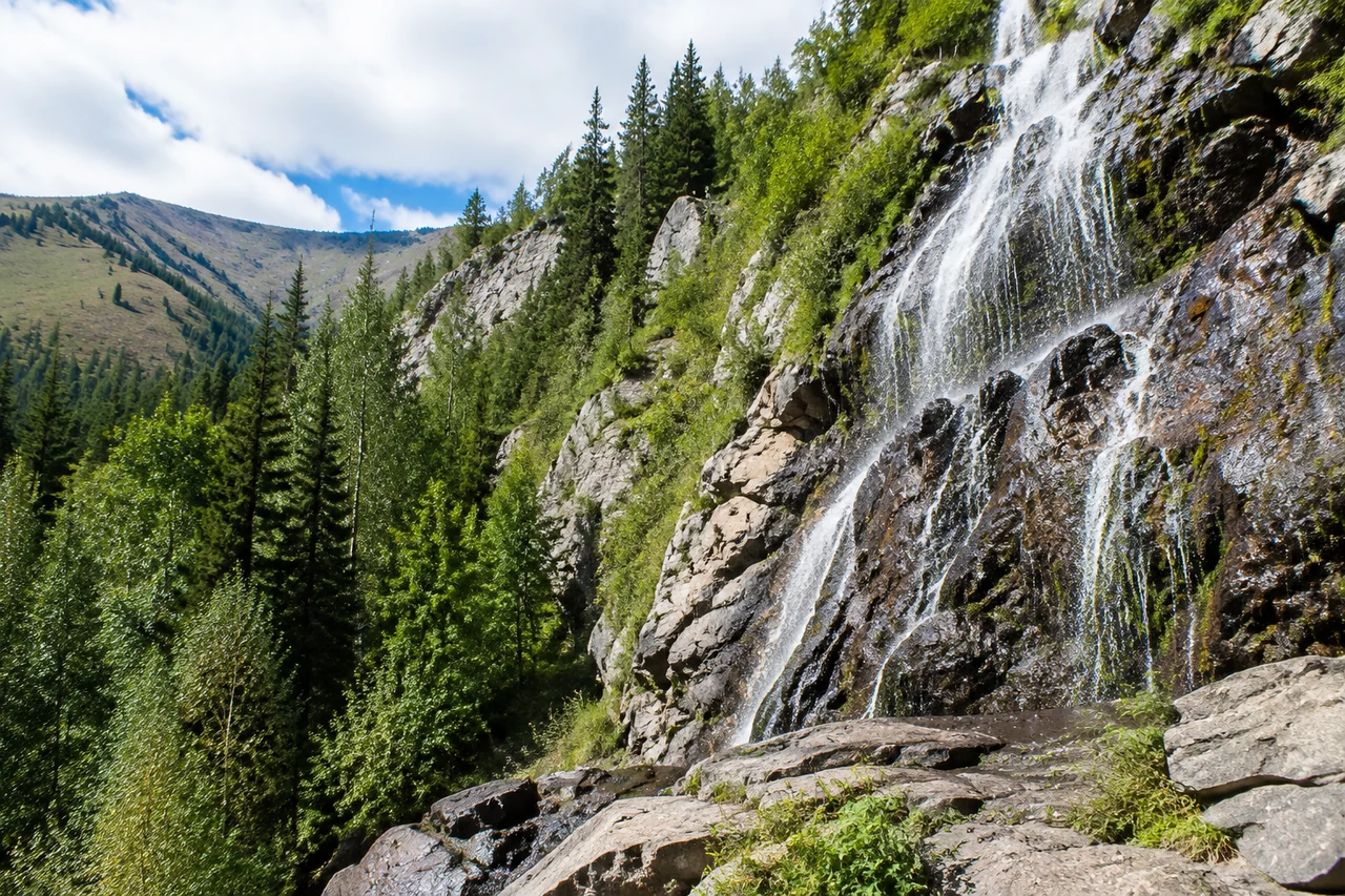 Водопад на маршруте хайкинг-тура