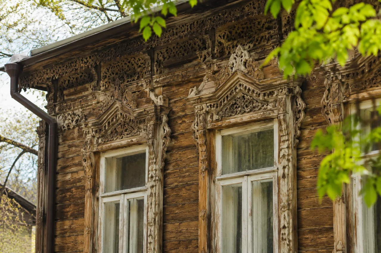 Деревянный дом с резьбой на улице Калдаякова