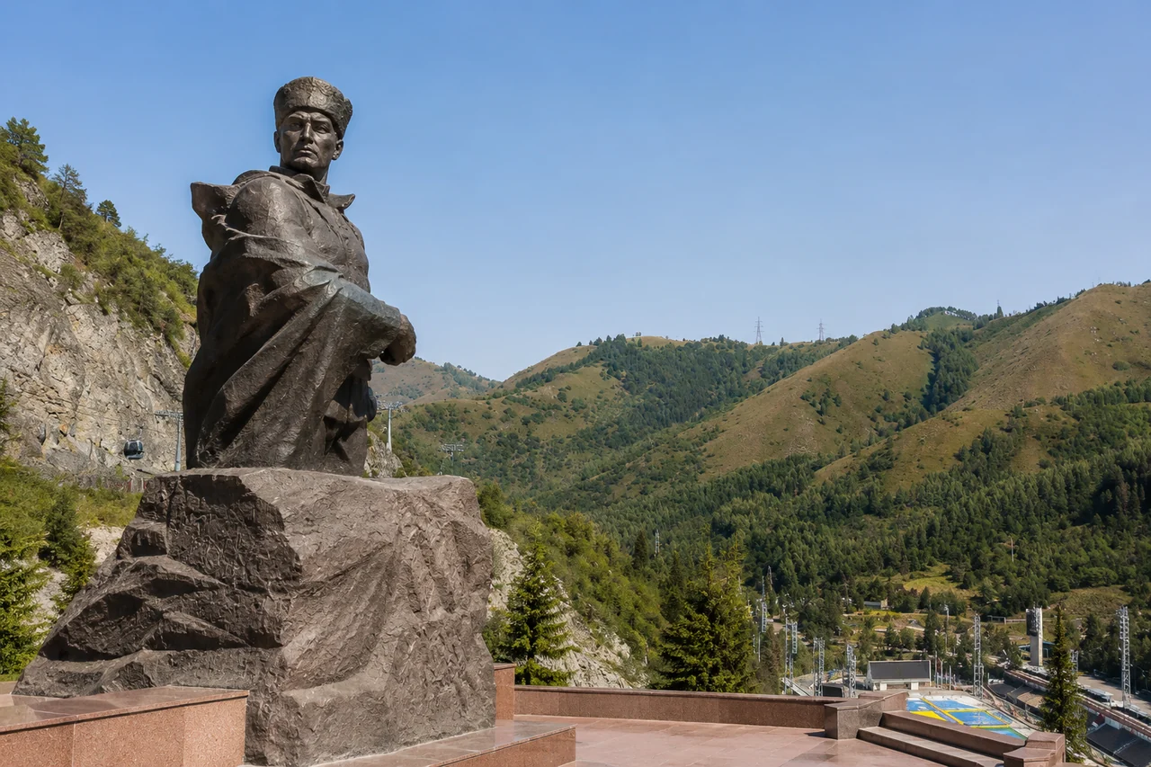 Памятник Бауыржану Момышулы