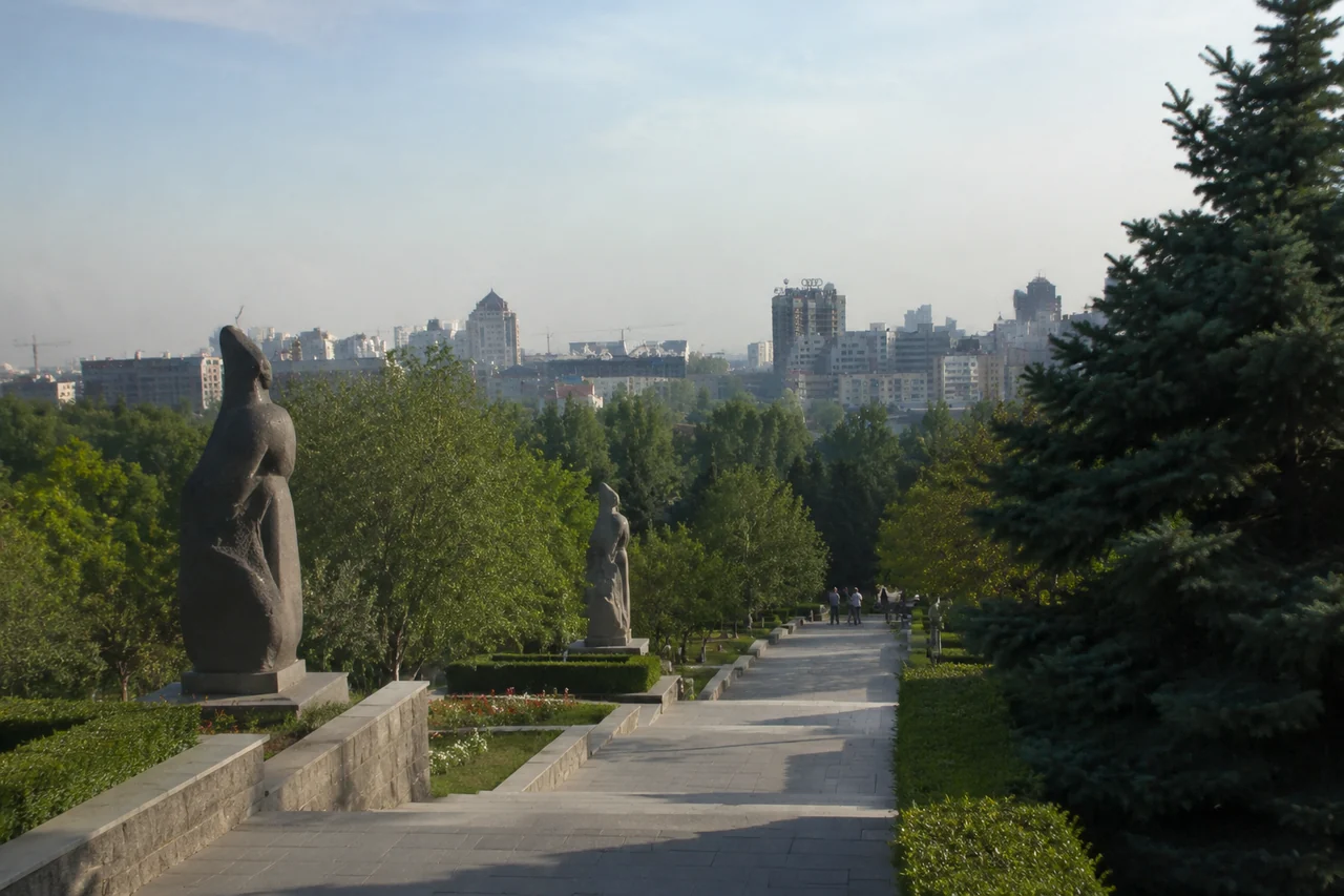 Аллея героев в парке