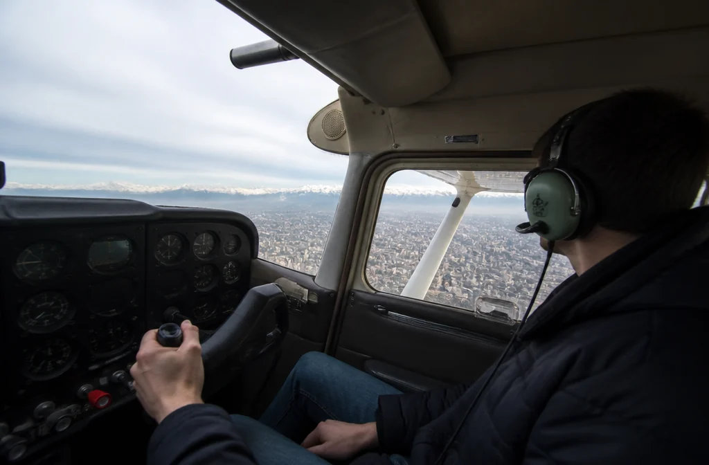 Cessna кабинасынан Алматы мен Іле Алатауына көрініс