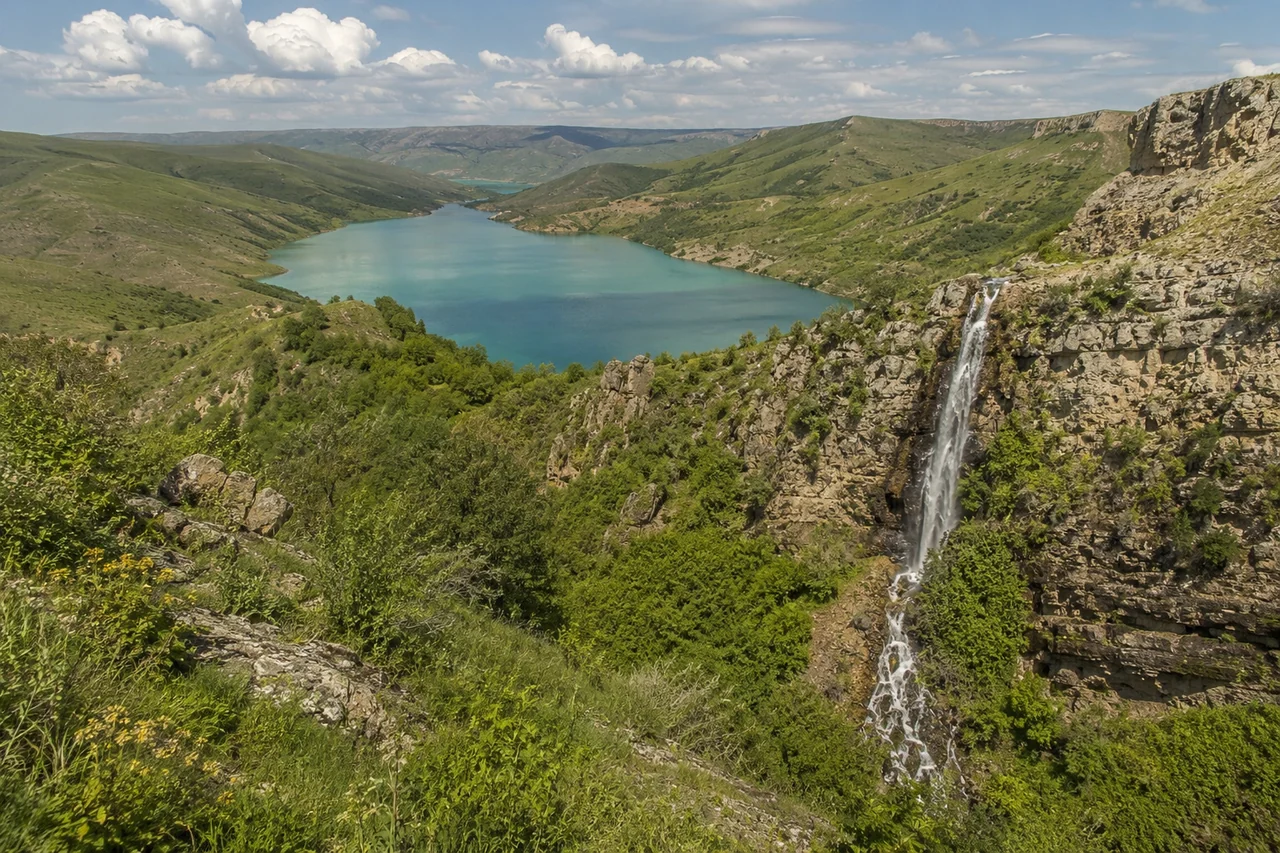 Водопад в ущелье Заилийского Алатау