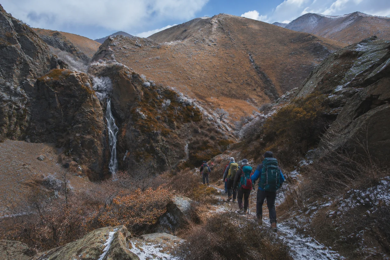 Группа туристов в ущелье