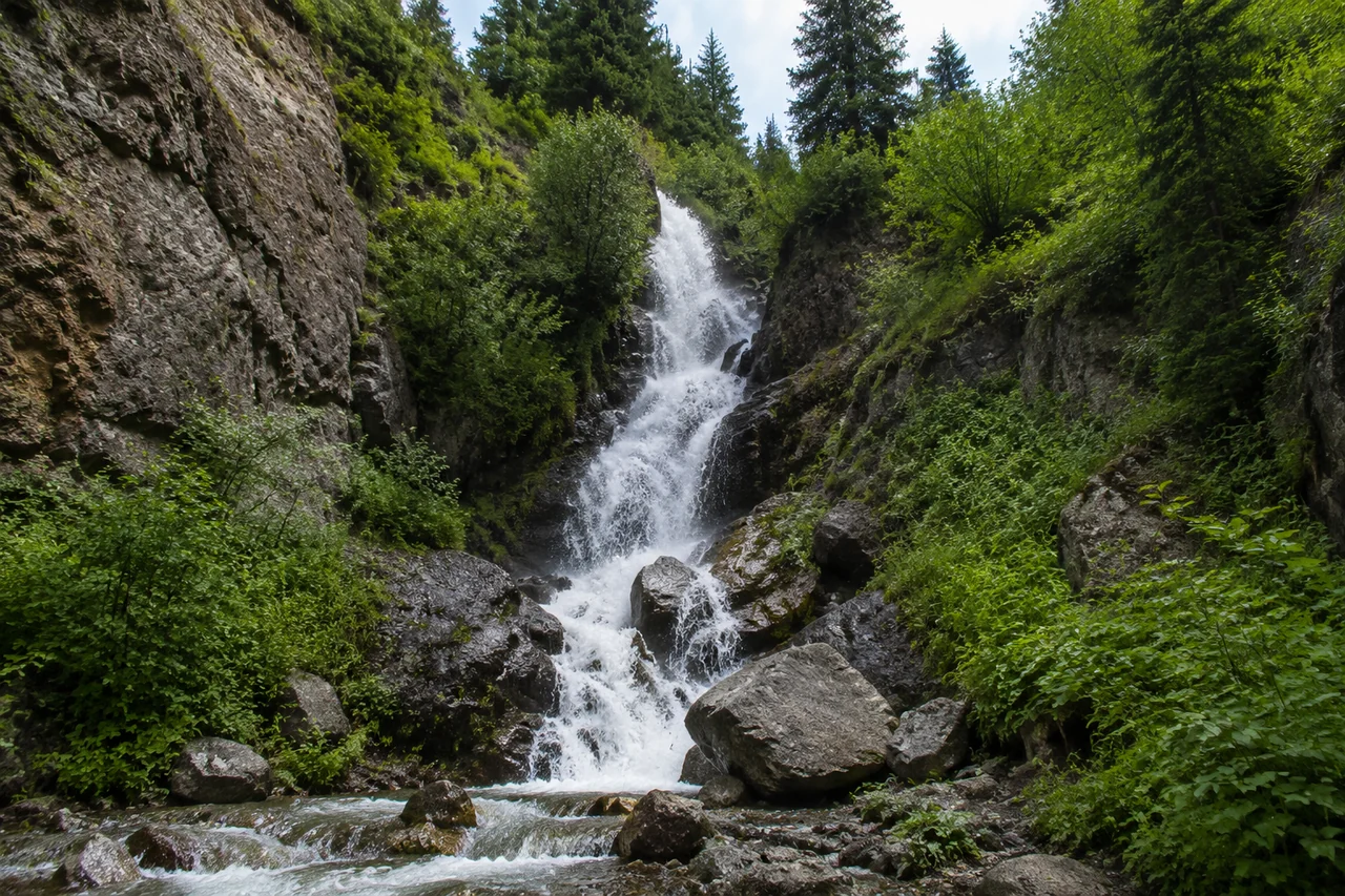 Водопад в ущелье Алма-Арасан