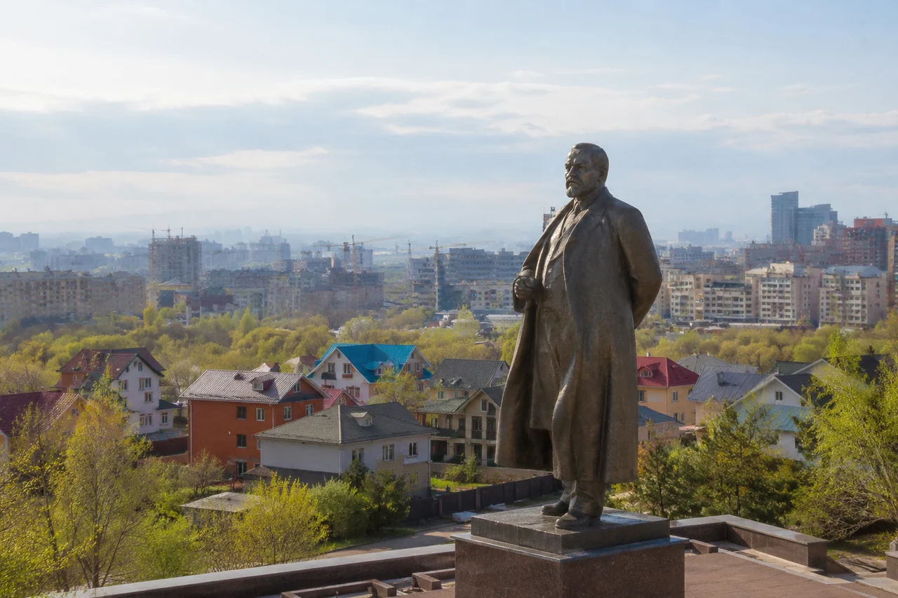 Памятник Абаю площадь Абая Алматы